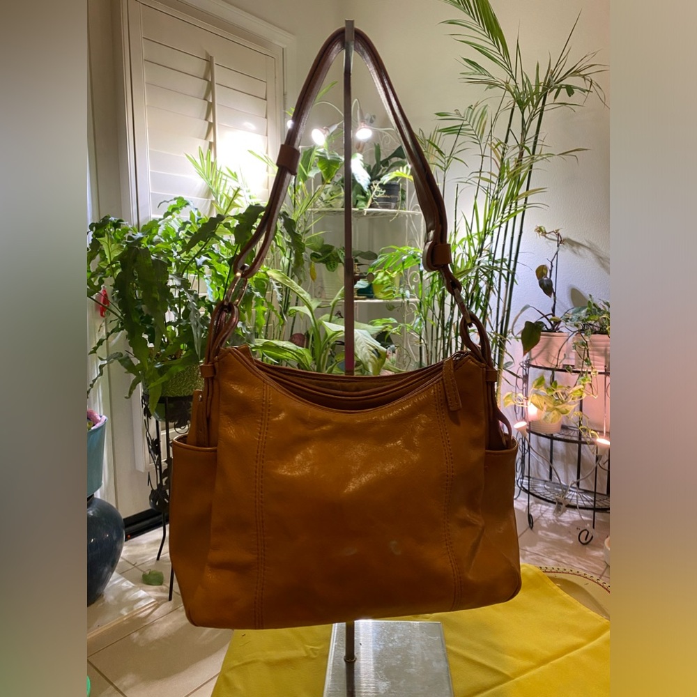AURIELLE CARAMEL SHOULDER BAG